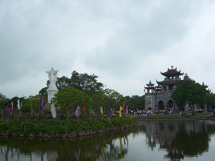 Ao trước nhà thờ Phát Diệm