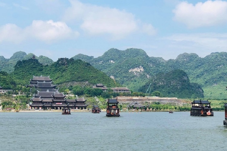 Du ngoạn trên hồ chùa Tam Chúc